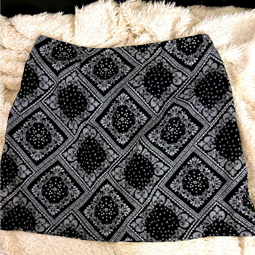 Black & white skirt size medium